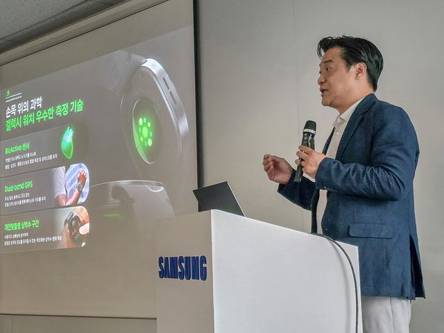 14일 진행된 미디어&nbsp;브리핑에서 삼성전자 MX사업부 디지털헬스팀 최준일 상무가 삼성 헬스를 소개하는 모습./삼성전자