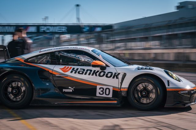 한국앤컴퍼니가 후원하는 '한국컴피티션(Hankook Competition)'이 지난해 독일 뉘르부르크링 24시에 레이스를 펼치고 있는 모습./한국앤컴퍼니