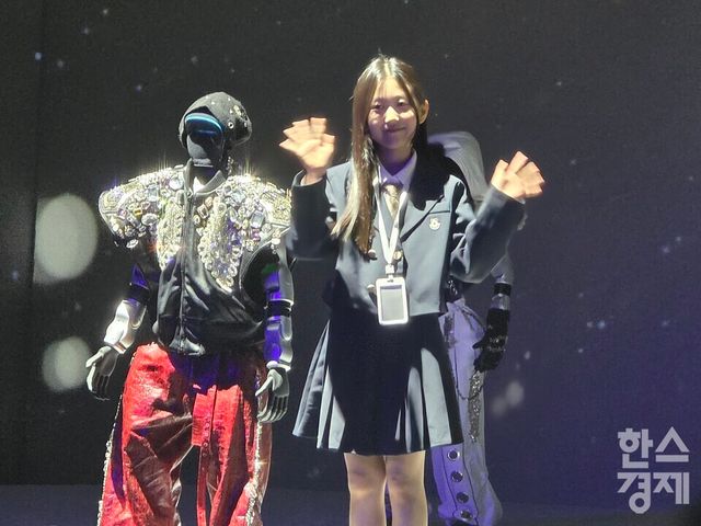 15일 개최된 갤럭시코퍼레이션 'GALAXY ROBOT ARENA' 미디어데이에서 인간과 로봇이 공존하는 모습을 나타낸 퍼포먼스가 펼쳐졌다./김종효 기자