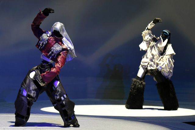 15일 개최된 갤럭시코퍼레이션 'GALAXY ROBOT ARENA' 미디어데이에서 지드래곤의 음악에 맞춰 로봇들이 댄스 무대를 펼치고 있다./갤럭시코퍼레이션