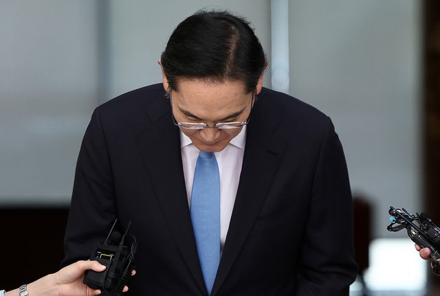 이재용&nbsp;삼성전자 회장이 16일 서울 김포비즈니스항공센터(SGBAC)에서 머리 숙여 사죄 인사를 하고 있다. /사진=연합뉴스