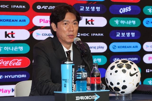 홍명보 축구 대표팀 감독이 16일 서울 종로구 KT 광화문 빌딩 웨스트 온마당에서 열린 2026 북중미 월드컵 최종 명단 발표 기자회견에서 취재진의 질문에 답하고 있다. /연합뉴스