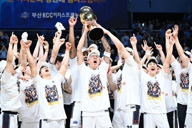 KCC 선수단이 챔피언결정전 우승 후 세리머니하고 있다. /KBL 제공