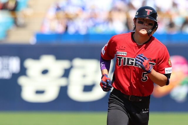 김도영이 17일 대구 삼성라이온즈파크에서 시즌 13호 홈런을 기록한 후 베이스를 돌고 있다. /KIA 타이거즈 제공
