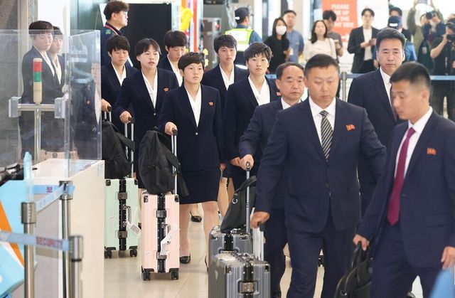 내고향 선수단이 17일 오후 인천국제공항을 통해 입국하고 있다. /연합뉴스