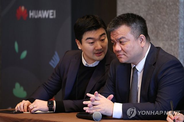&nbsp;발리안 왕 화웨이코리아 CEO(오른쪽), 에릭 두 화웨이코리아 부사장이 26일 서울 중구 더플라자호텔에서 열린 '화웨이 데이 2025'에서 대화하고 있다. 2025.12.26/연합뉴스
