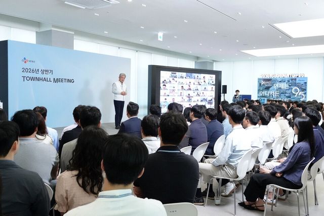 신영수 CJ대한통운 대표가 지난 14일 서울 종로구 본사에서 열린 타운홀미팅을 통해 미래 성장을 위한 핵심 전략과 조직문화 혁신 방향을 임직원들과 공유하고 있다./CJ대한통운