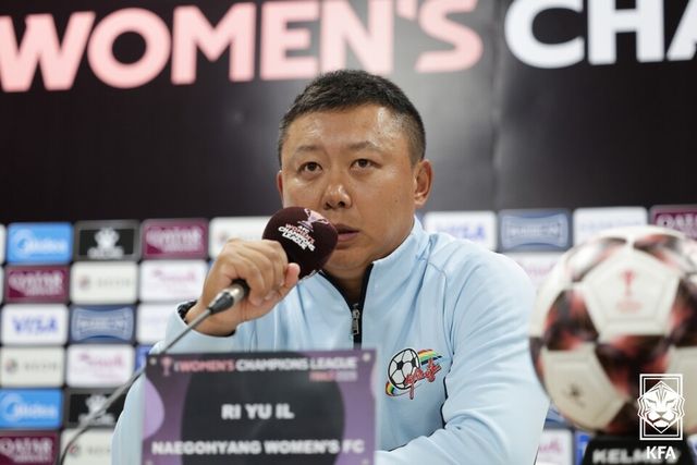 리유일 북한 내고향여자축구단 감독이 19일 수원종합운동장에서 기자회견을 하고 있다. 대한축구협회 제공