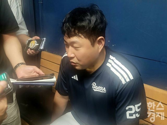 양의지가 19일 NC전 직후 더그아웃에서 취재진과 인터뷰하고 있다. /신희재 기자