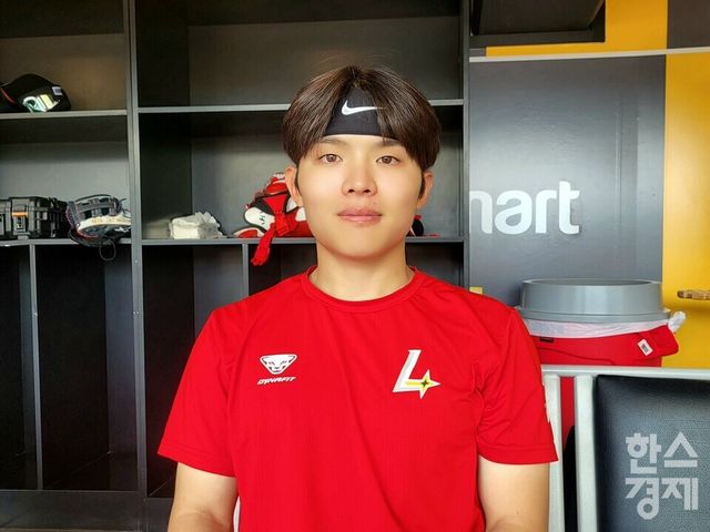 정준재가 17일 본지와 인터뷰한 후 촬영에 응하고 있다. /신희재 기자