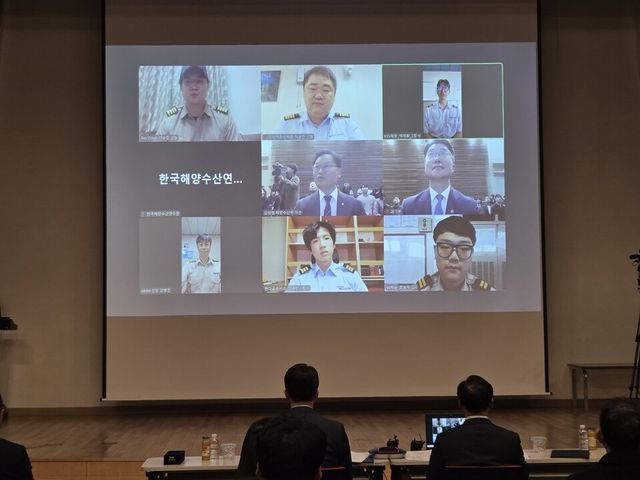 해양수산부가 지난 2월 부산 해양수산연수원에서 선원기금을 활용해 선내 저궤도위성 인터넷 보급 지원을 기념하는 행사를 가졌다. 당시 김성범 해수부 차관이 개선된 인터넷 환경에서 선원들과 원격 대화를 나누고 있다./연합뉴스