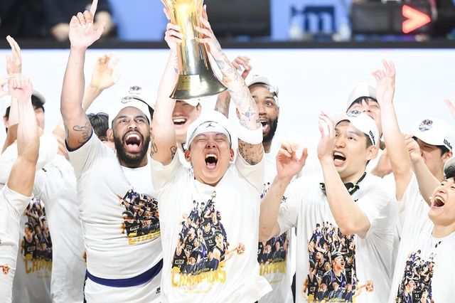 KCC 선수단이 우승 트로피를 들고 기뻐하고 있다. /KBL 제공