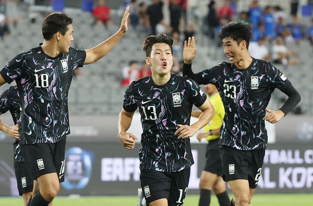용인 미르스타디움에서 열린 2025년 동아시아축구연맹(EAFF) E-1 챔피언십(동아시안컵) 남자부 2차전 한국과 홍콩의 경기. 골을 넣은 한국 강상윤(가운데)이 기뻐하고 있다. /연합뉴스