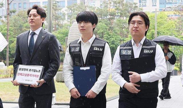 20일 경기도 수원시 영통구 수원지방법원에서 삼성전자 직원 권리 회복 법률대응연대 관계자들이 기자회견을 하고 있다.&nbsp;수원지방법원은 이날 오전 법률대응연대가 초기업노조를 상대로 교섭 중단을 요구하며 지난 15일 낸 가처분 신청의 첫 심문 기일을 연다. /연합뉴스