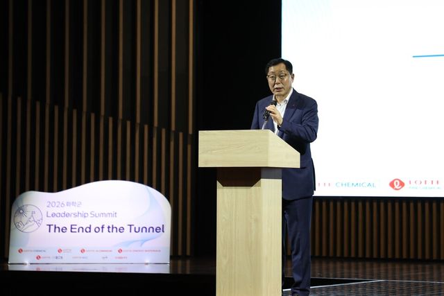 이영준 롯데화학군 총괄대표가 '2026 리더십 서밋'에서 임직원들에게 격려사를 전달하고 있다./ 롯데케미칼