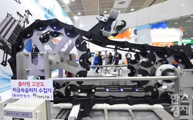녹색산업 전문 비즈니스 전시회인 '제47회 국제환경산업기술&그린에너지전(ENVEX 2026)'이 20일 서울 강남구 코엑스(COEX) A홀에서 개막된 가운데 관람객들이 (주)타셋이 전시한 롤러형 고강도 비금속 슬러지 수집기를 둘러보고 있다./ 이호형 기자 leemario@sporbiz.co.kr 2026.05.20