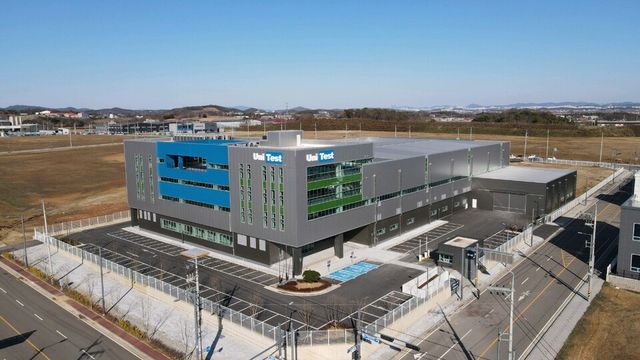 유니테스트는 ‘슬롯다이 코팅(Slot-die Coating)’ 공법을 통해 차세대 태양전지의 상업적 대량생산을 진행한다./유니테스트