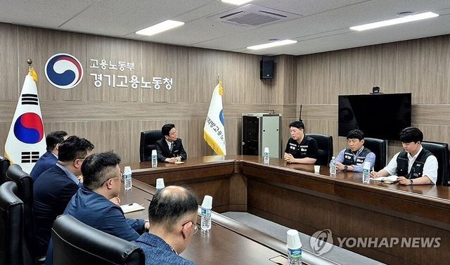 삼성전자 노사가 20일 경기도 수원의 고용노동부 경기고용노동청에서 임금협상 교섭을 재개하고 있다.교섭에는 노측 삼성그룹 초기업노동조합 삼성전자지부 최승호 위원장, 사측 대표교섭위원인 여명구 DS(디바이스솔루션·반도체 사업 담당) 피플팀장, 중재자로 나선 김영훈 고용노동부 장관 등이 자리했다. /연합뉴스