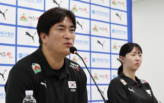 차상현(왼쪽) 감독과 강소휘가&nbsp;기자회견에 참석해 발언하고 있다. /연합뉴스