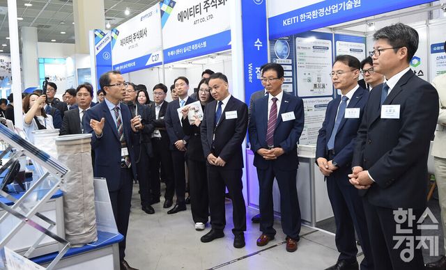 녹색산업 전문 비즈니스 전시회인 '제47회 국제환경산업기술&그린에너지전(ENVEX 2026)'이 20일 서울 강남구 코엑스(COEX) A홀에서 개막된 가운데 신진수 한국환경보전원장, 기후에너지환경부 오일영 실장 등 내빈들이 기후에너지환경부가 마련한 환경 R&D 성과전시회에서 설명을 듣고 있다./ 이호형 기자 leemario@sporbiz.co.kr 2026.05.20