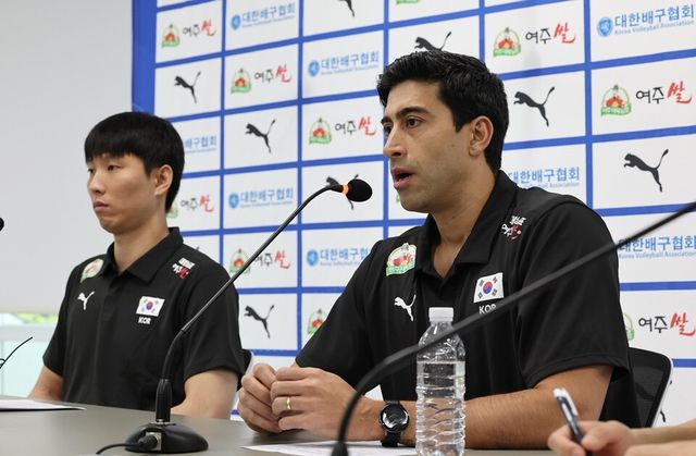 황택의(왼쪽)와 라미레스 감독이 기자회견에 참석해 발언하고 있다. /연합뉴스