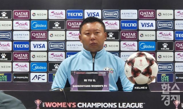 내고향여자축구단(북한)의 리유일 감독. /류정호 기자