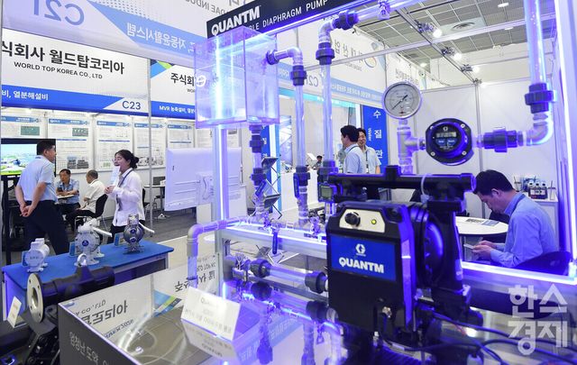녹색산업 전문 비즈니스 전시회인 '제47회 국제환경산업기술&그린에너지전(ENVEX 2026)'이 20일 서울 강남구 코엑스(COEX) A홀에서 개막된 가운데 관람객들이 다대산업이 전시한 퀀텀 펌프를 둘러 보고 있다./ 이호형 기자 leemario@sporbiz.co.kr 2026.05.20