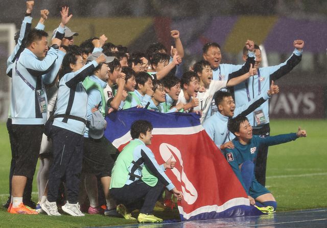 20일 수원 장안구 수원종합운동장에서 열린 아시아축구연맹(AFC) 여자 챔피언스리그(AWCL) 4강 에서 수원FC 위민에 승리한 내고향여자축구단이 경기 후 인공기를 들고 환호하고 있다. /연합뉴스