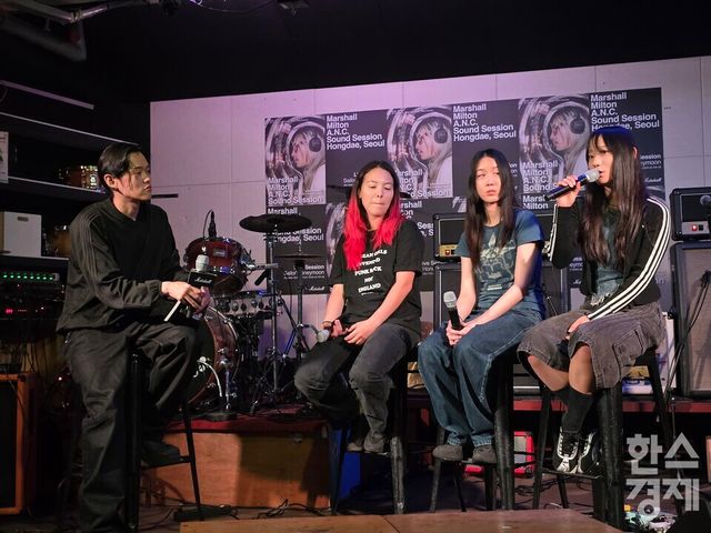 21일 열린 마샬 밀톤 사운드 세션 서울 홍대 행사에서 이이무라 잇세이 마샬 한국 마케팅 총괄과 펑크 록 밴드 세일러허니문이 이용자 경험에 대해 얘기를 나누고 있다./김종효 기자