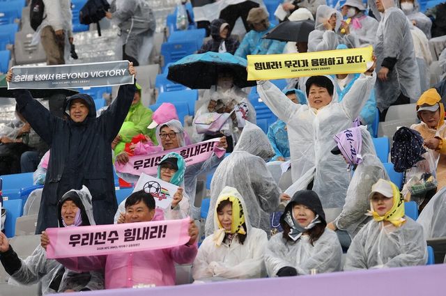 20일 수원 장안구 수원종합운동장에서 열린 아시아축구연맹(AFC) 여자 챔피언스리그(AWCL) 4강 수원FC 위민과 내고향여자축구단의 경기. 여자축구 공동응원단이 응원하고 있다. /연합뉴스