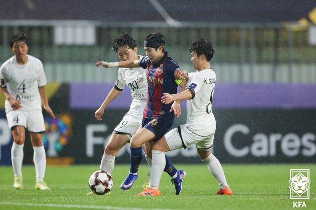 수원FC 위민의 지소연이 내고향여자축구단의 수비를 돌파하고 있다. /대한축구협회 제공