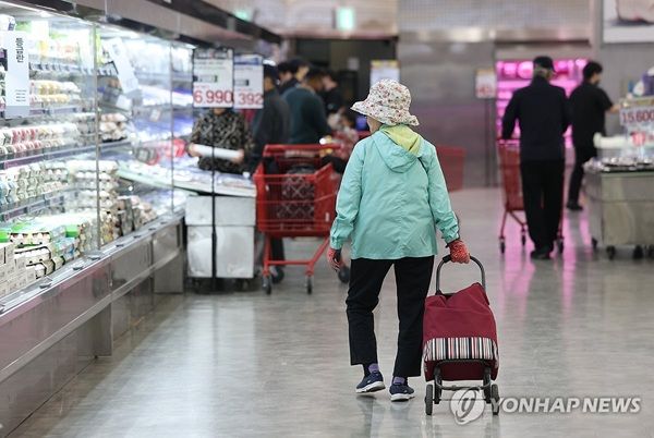 22일 한국은행이 발표한 '2026년 5월 소비자동향조사 결과'에 따르면 5월 중 소비자심리지수(CCSI)는 106.1로 4월 대비 6.9p 상승했다. /연합뉴스&nbsp;