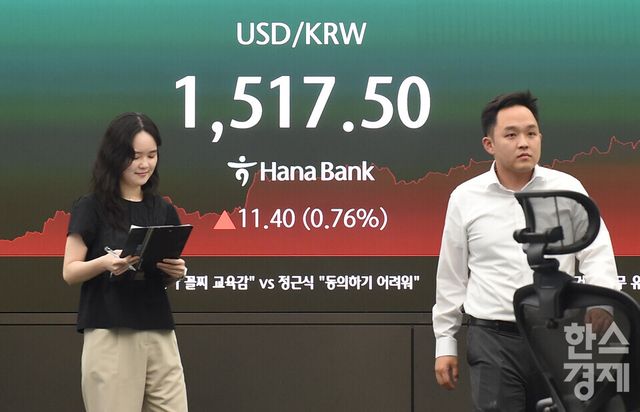 22일 오후 한국거래소와 서울외환시장에 따르면, 코스피 지수는 전 거래일 대비 32.12포인트(0.41%) 오른 7,847.71로 장을 마감했다. 코스닥은 55.16포인트(4.99%) 상승한 1,161.13 기록했으며, 서울 외환시장에서 원·달러 환율은 전일 거래 종가보다 11.1원 오른 1,517.2원으로 마감됐다.서울 중구 하나은행본점 딜링룸에서 직원들이 업무를 보고 있다./ 이호형 기자 leemario@sporbiz.co.kr 2026.05.22