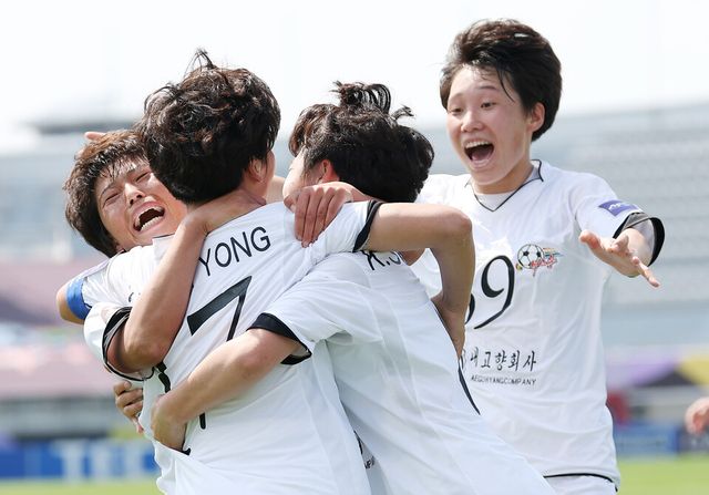 23일 수원 장안구 수원종합운동장에서 열린 아시아축구연맹(AFC) 여자 챔피언스리그(AWCL) 결승 내고향여자축구단과 도쿄 베르디 벨레자의 경기. 내고향 김경영이 골을 넣고 동료들과 기뻐하고 있다. /연합뉴스