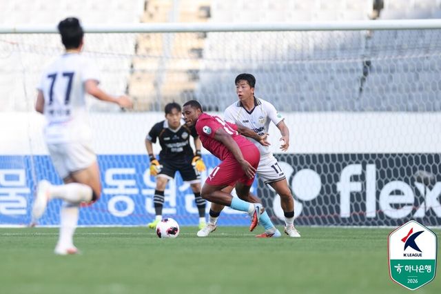가브리엘(용인FC)과 김주성(충남아산)이 볼 다툼을 벌이고 있다. /한국프로축구연맹 제공
