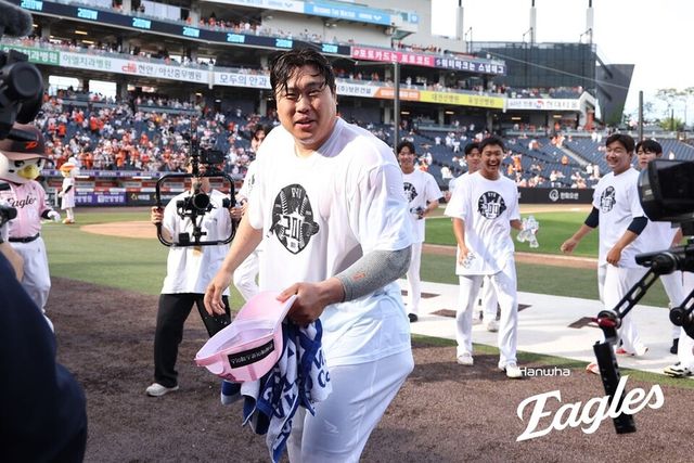 류현진이 후배들의 축하 물세례를 받은 후 카메라를 바라보고 있다. /한화 이글스 제공
