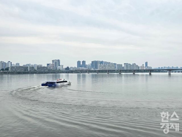 여의도 선착장 인근에서 바라본 한강버스의 모습. 한강버스가 한강을 가로지르고 있다. /박종민 기자