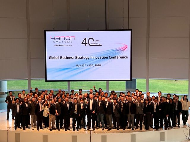지난 13일부터 15일까지 대전 한국타이어 테크노돔에서 열린 '2026 글로벌 경영전략혁신회의'에서&nbsp; 글로벌 본사와 지역본부(RBG) 리더 66명이 기념 촬영을 하고 있다./한온시스템