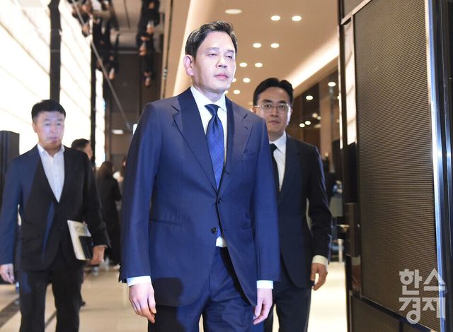 정용진 신세계그룹 회장이 26일 오전 강남구 조선팰리스 호텔서 5·18 민주화운동 기념일에 진행된 스타벅스 코리아의 부적절한 마케팅에 대한 사과문 발표를 위해 입장하고 있다./ 이호형 기자 leemario@sporbiz.co.kr 2026.05.26