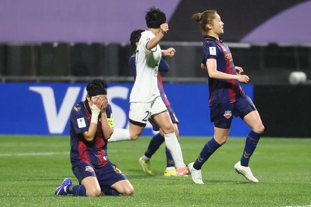여자축구 WK리그 수원FC 위민의 주장 지소연이 PK 실축 후 자책하고 있다. /연합뉴스