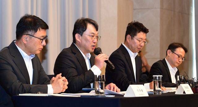 전상진 신세계그룹 경영 총괄 부사장이 26일 오전 서울 강남구 조선팰리스 호텔에서 5·18 민주화운동 기념일에 진행된 스타벅스 코리아의 부적절한 마케팅에 대한 진상 조사 발표를 하고 있다./ 이호형 기자 leemario@sporbiz.co.kr 2026.05.26