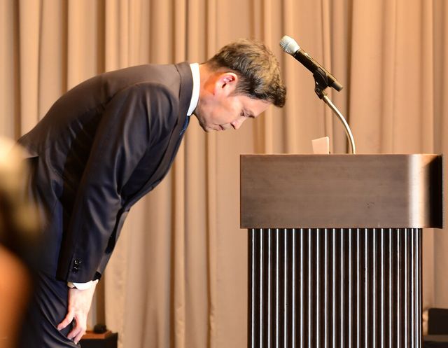 정용진 신세계그룹 회장이 26일 오전 서울 강남구 조선팰리스 호텔에서 5·18 민주화운동 기념일에 진행된 스타벅스 코리아의 부적절한 마케팅에 대한 사과문 발표에 앞서 사과 인사를 하고 있다./ 이호형 기자&nbsp;
