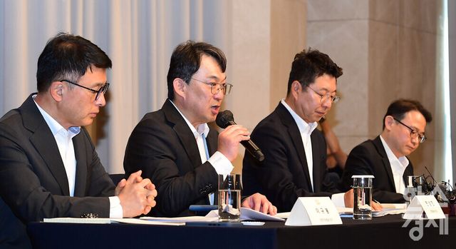 전상진 신세계그룹 경영 총괄 부사장이 26일 오전 강남구 조선팰리스 호텔서 5·18 민주화운동 기념일에 진행된 스타벅스 코리아의 부적절한 마케팅에 대한 진상 조사 발표를 하고 있다./ 이호형 기자 leemario@sporbiz.co.kr 2026.05.26