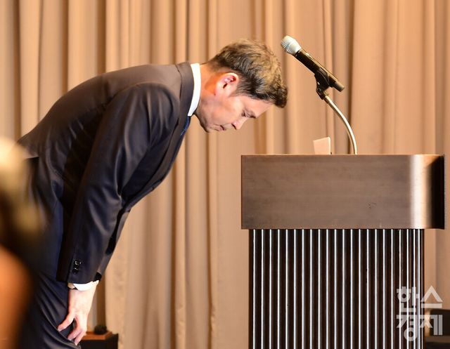 정용진 신세계그룹 회장이 26일 오전 강남구 조선팰리스 호텔서 5·18 민주화운동 기념일에 진행된 스타벅스 코리아의 부적절한 마케팅에 대한 사과문 발표에 앞서 사과 인사를 하고 있다./ 이호형 기자 leemario@sporbiz.co.kr 2026.05.26