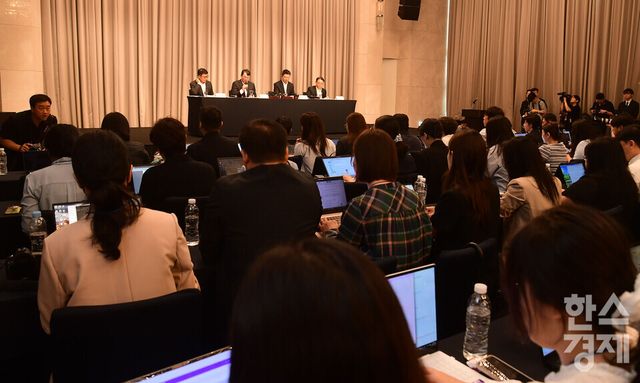 전상진 신세계그룹 경영 총괄 부사장이 26일 오전 강남구 조선팰리스 호텔서 5·18 민주화운동 기념일에 진행된 스타벅스 코리아의 부적절한 마케팅에 대한 진상 조사 발표를 하고 있다./ 이호형 기자 leemario@sporbiz.co.kr 2026.05.26