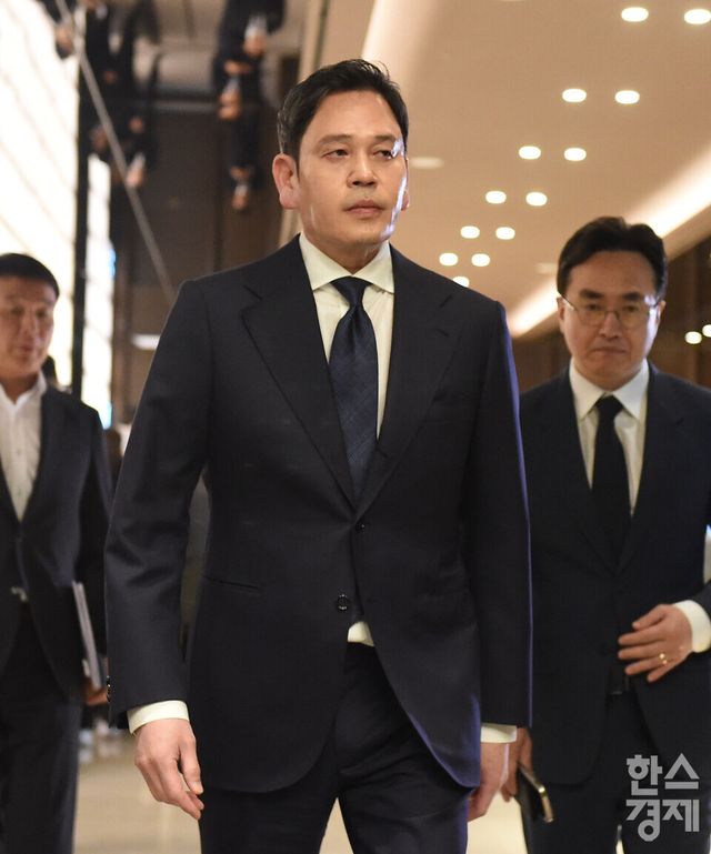 정용진 신세계그룹 회장이 26일 오전 강남구 조선팰리스 호텔서 5·18 민주화운동 기념일에 진행된 스타벅스 코리아의 부적절한 마케팅에 대한 사과문 발표를 위해 입장하고 있다./ 이호형 기자 leemario@sporbiz.co.kr 2026.05.26