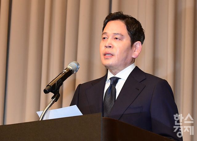 정용진 신세계그룹 회장이 26일 오전 강남구 조선팰리스 호텔서 5·18 민주화운동 기념일에 진행된 스타벅스 코리아의 부적절한 마케팅에 대한 사과문을 발표하고 있다./ 이호형 기자 leemario@sporbiz.co.kr 2026.05.26