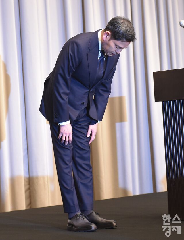 정용진 신세계그룹 회장이 26일 오전 강남구 조선팰리스 호텔서 5·18 민주화운동 기념일에 진행된 스타벅스 코리아의 부적절한 마케팅에 대한 사과문 발표 중 사과 인사를 하고 있다./ 이호형 기자 leemario@sporbiz.co.kr 2026.05.26