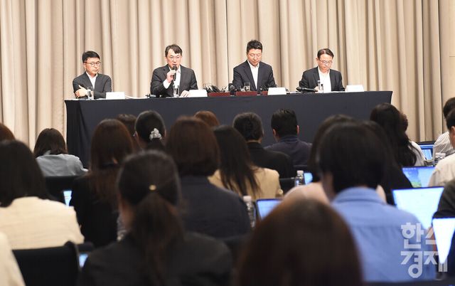 전상진 신세계그룹 경영 총괄 부사장이 26일 오전 강남구 조선팰리스 호텔서 5·18 민주화운동 기념일에 진행된 스타벅스 코리아의 부적절한 마케팅에 대한 진상 조사 발표를 하고 있다./ 이호형 기자 leemario@sporbiz.co.kr 2026.05.26