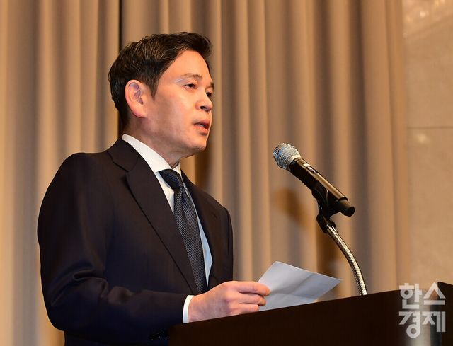 정용진 신세계그룹 회장이 26일 오전 강남구 조선팰리스 호텔서 5·18 민주화운동 기념일에 진행된 스타벅스 코리아의 부적절한 마케팅에 대한 사과문을 발표하고 있다./ 이호형 기자 leemario@sporbiz.co.kr 2026.05.26